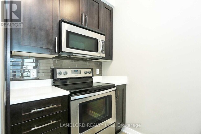 Photo du bâtiment - 4070-4070 Confederation Pkwy
