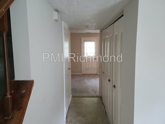 Foto del edificio - 9623 Greenmeadow Cir