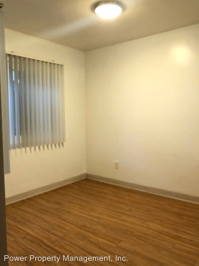 Building Photo - 536 S Flower St