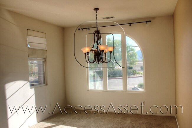 Building Photo - Beautiful 3 Bed/2.5 Bath Townhouse Near La...