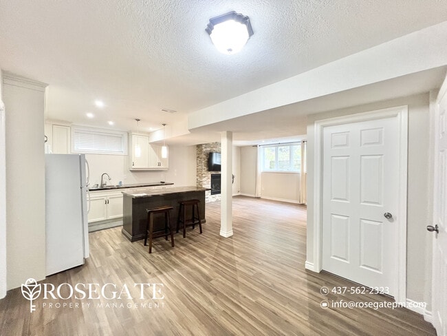 Photo du bâtiment - Stylish 2-Bedroom + Den Home with Backyard...