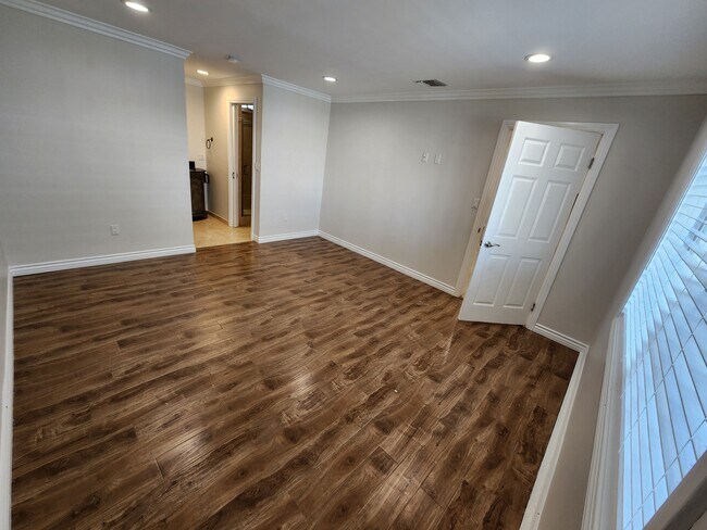 Building Photo - 13042 Lull St