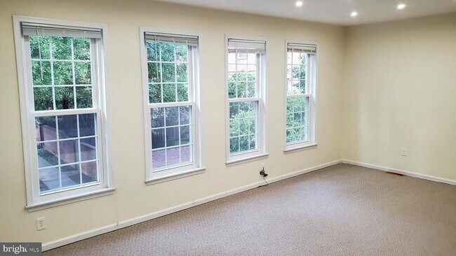 Building Photo - 6910 Mclean Park Manor Ct