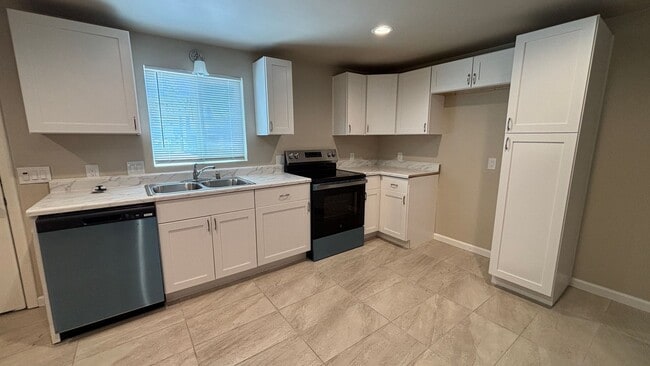 Building Photo - Desirable Two Bedroom, One Bathroom Home!