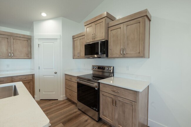 Foto del edificio - 5 BED 3 BATH HOME IN IDAHO FALLS WITH 2 STALL GARAGE, AC, FENCED YARD