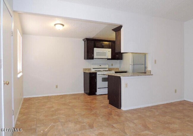 Building Photo - 2211 Lake Omega St