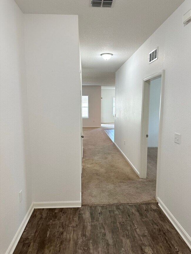 Building Photo - Private Back Yard! - 3 Bedroom 2 Bathroom ...