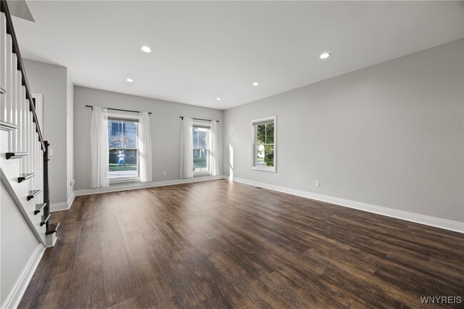 Building Photo - 44 Eagle St