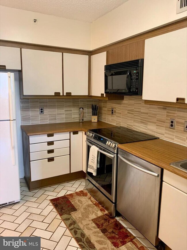 Foto del edificio - 1300 Crystal Dr