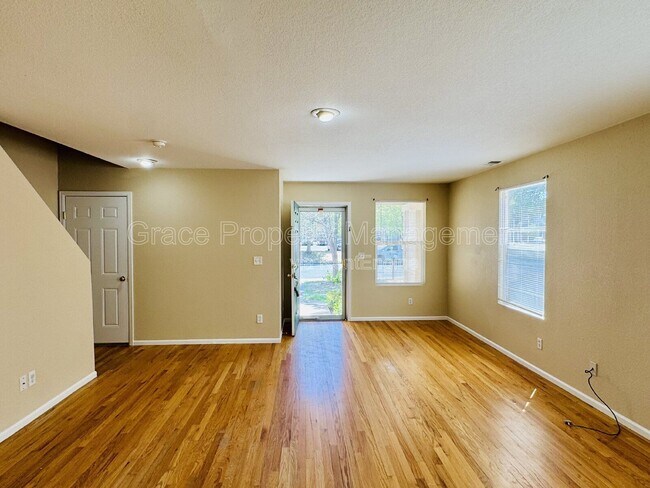 Building Photo - 717 Mockingbird St