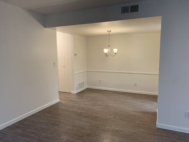 Entry & Dining Room - 2512 Wanek Rd