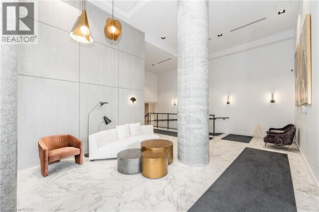 Building Photo - 15 Wellington St S