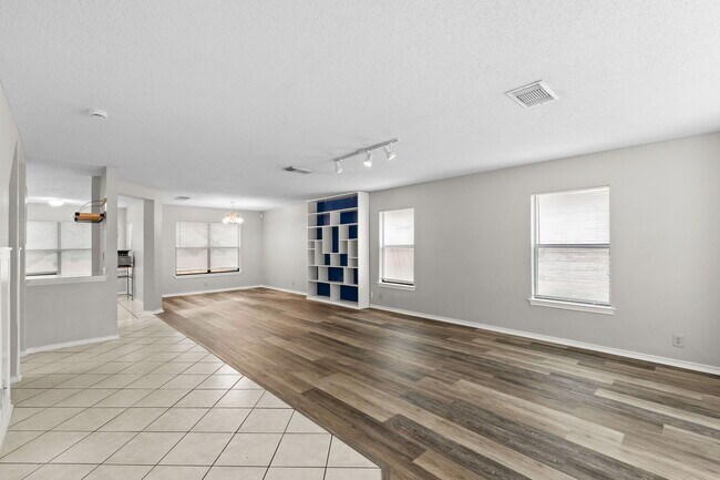 Building Photo - 2312 Newoak Park