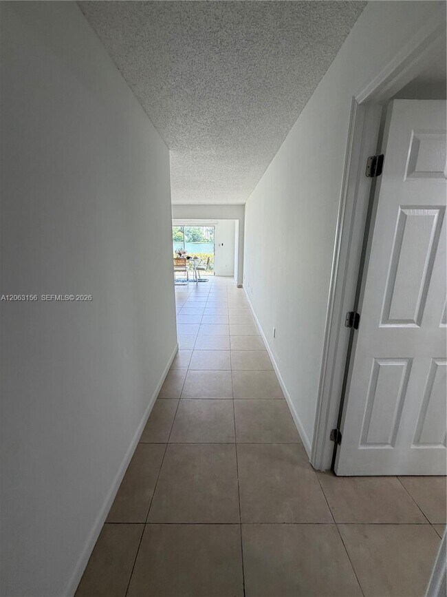 Foto del edificio - 873 NE 195th St