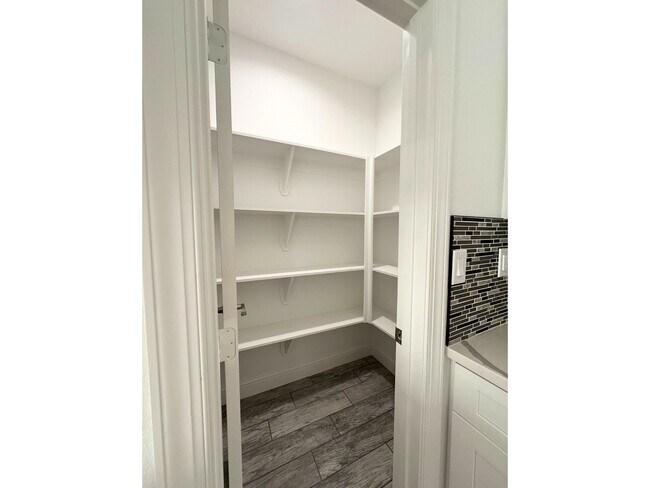 Foto del edificio - 7710 Darnay Dr