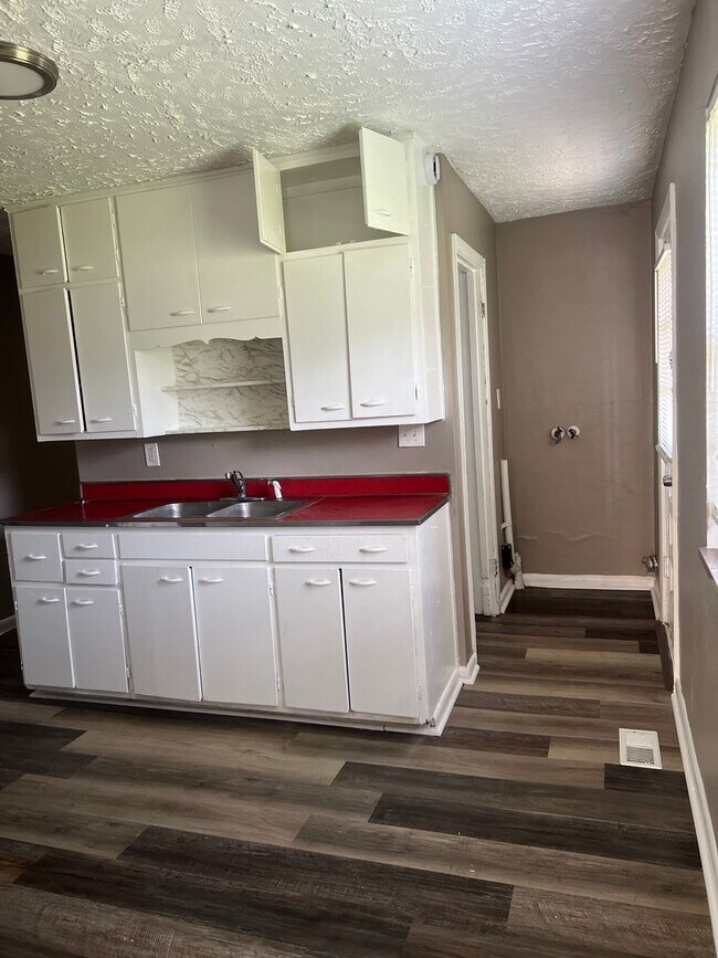 Foto del edificio - 3709-3711 Kinnear Ave