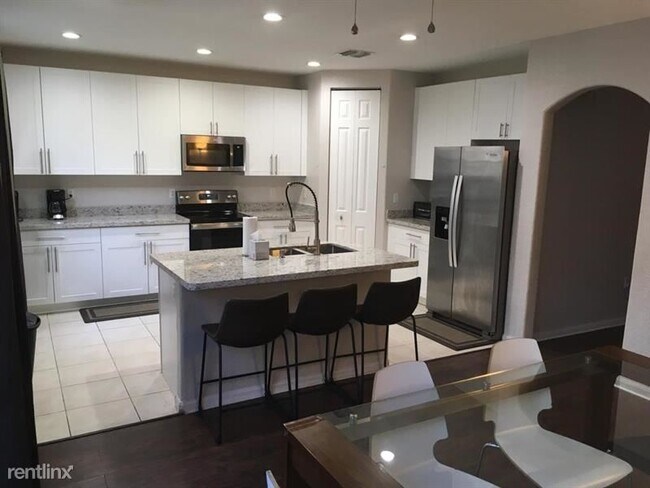 Building Photo - 4 br, 3.5 bath House - 2820 SW 84th Ter # 105