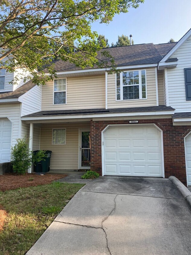 Building Photo - Lovely Recently Remodeled Townhome!