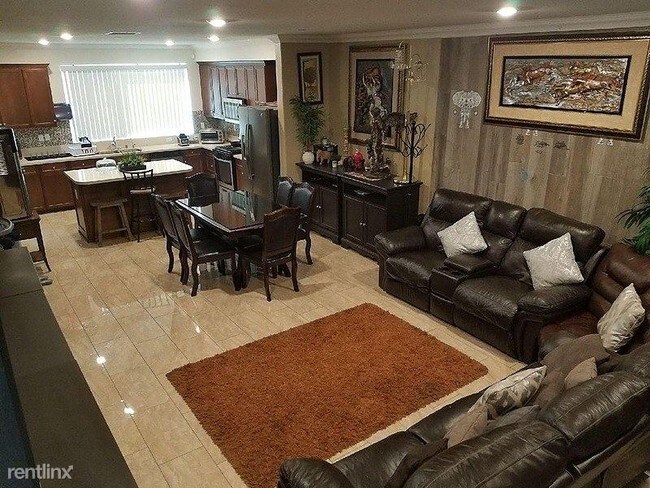 Building Photo - 4 br, 2.5 bath Townhome - 10708 Parrot Avenue