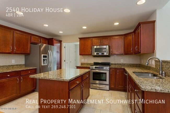Building Photo - Beautiful 4 bedroom, 2.5 bath townhome in ...
