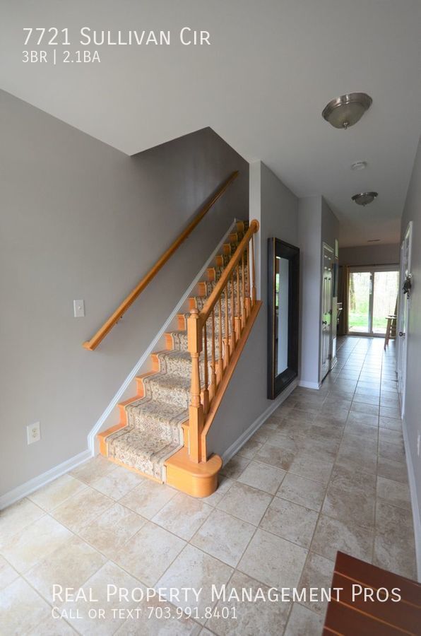 Building Photo - Lovely Sun-Drenched Townhouse in Popular I...