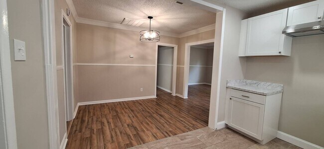 Building Photo - Beautifully Renovated 4 bedroom 3 bathroom...