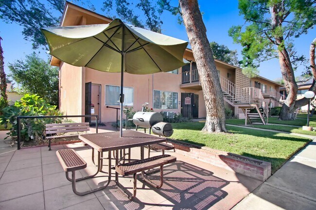 Foto del edificio - 2 Bed / 1 Bath Available Now!