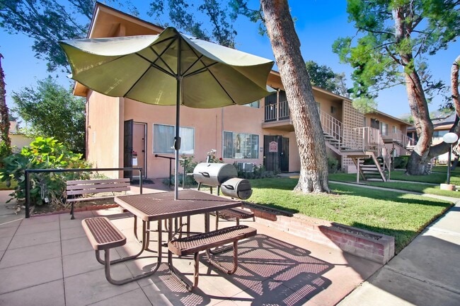 Building Photo - 2 Bed / 1 Bath Available Now!