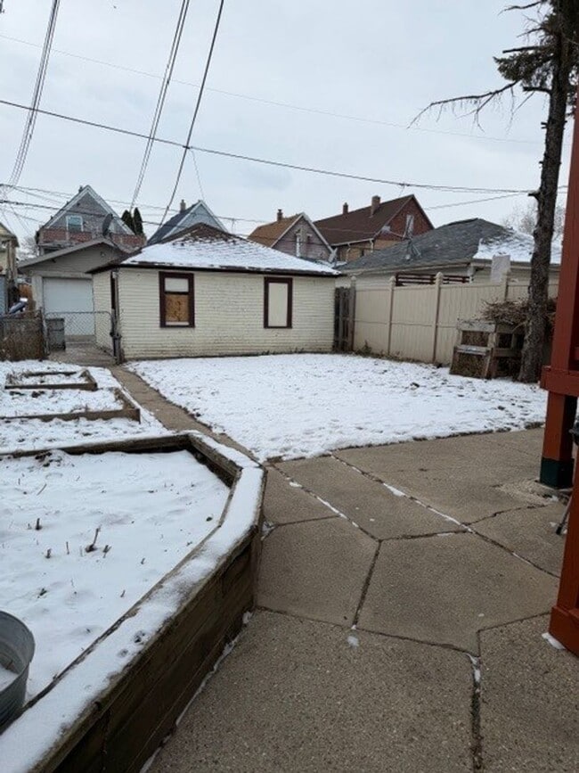 Building Photo - Newly Renovated 3-Bedroom Upper Duplex – Brand New Everything!