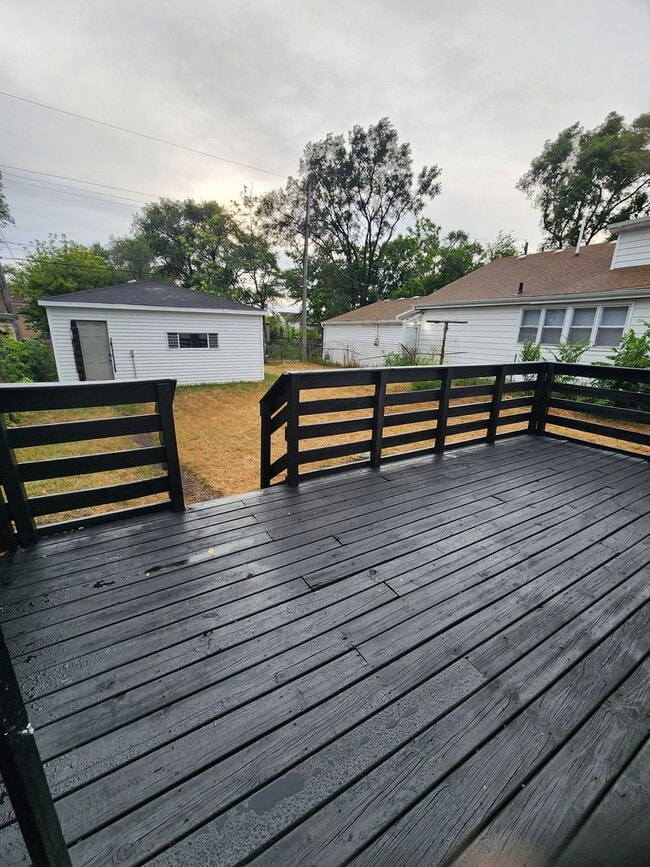 Building Photo - 2 Bedroom Ranch w/ Garage
