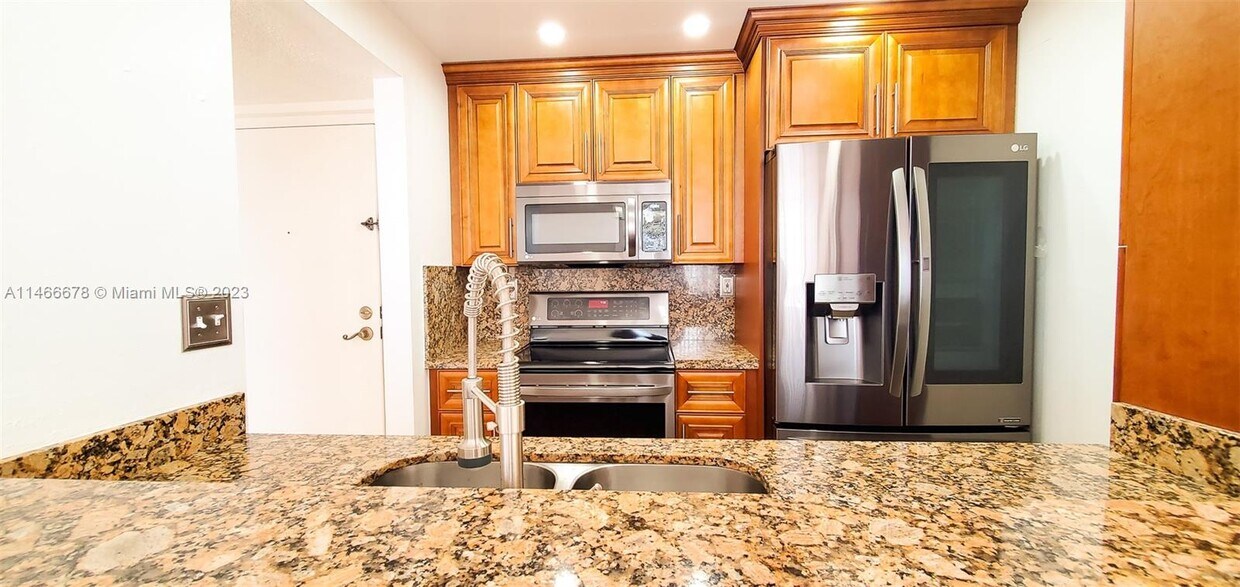 Foto principal - 7035 NW 186th St