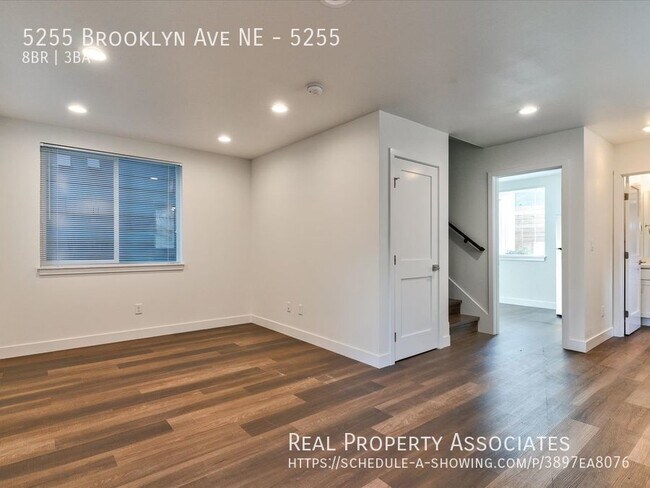 Building Photo - U-District Townhome Available Fall 2024!