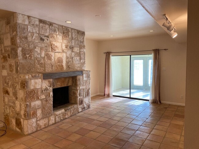 Building Photo - Spacious Riverhill Townhome