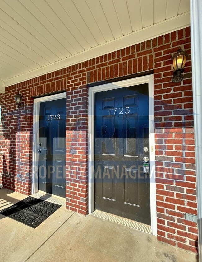 Building Photo - Two bedroom townhome in North Cleveland