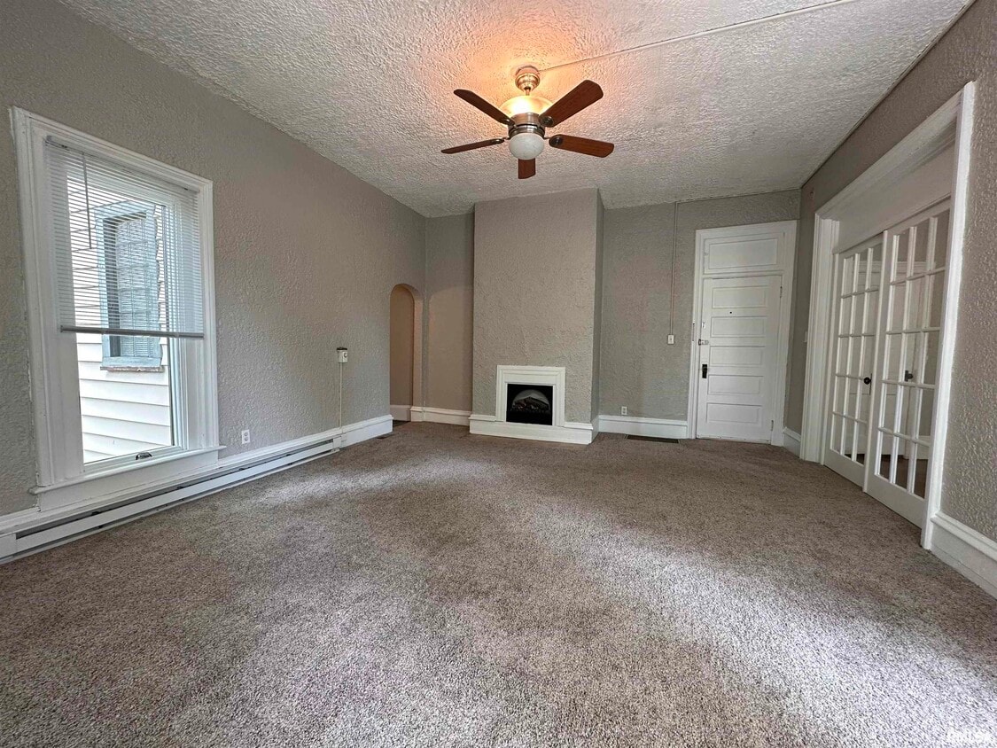 333 S Douglas Ave Unit 1, Springfield, IL 62704 Room for Rent in