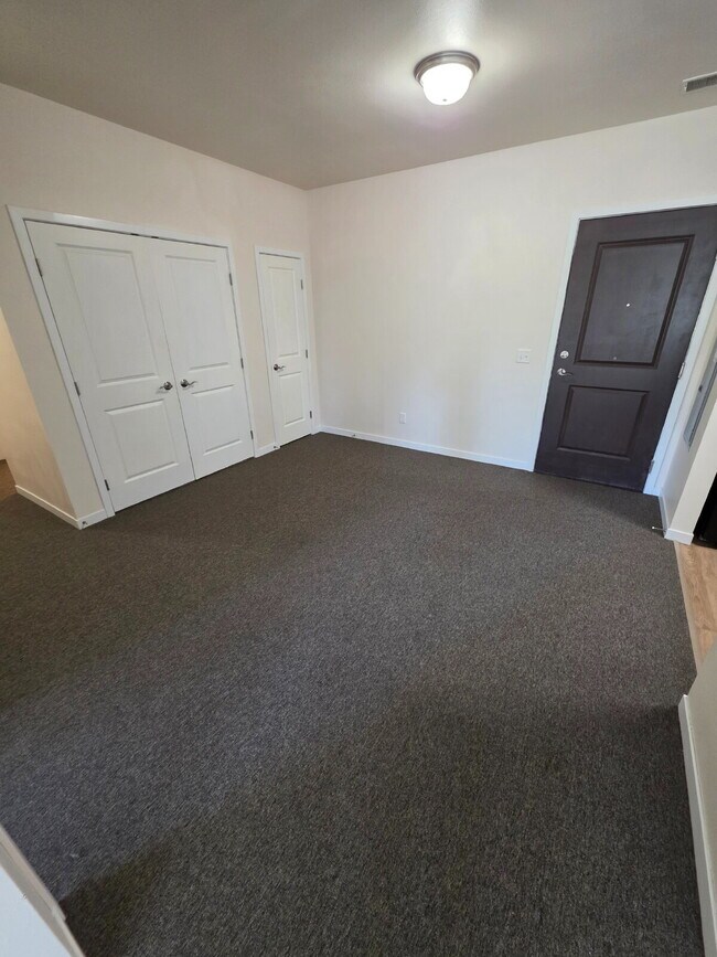 Foto del edificio - 2 Bedroom | 1 Bathroom 2nd Floor Apartment Available RIGHT NOW!