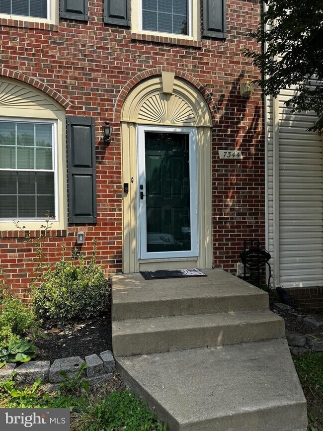 Building Photo - Charming 3BR/3.5BA 3 Level Townhome in Lorton