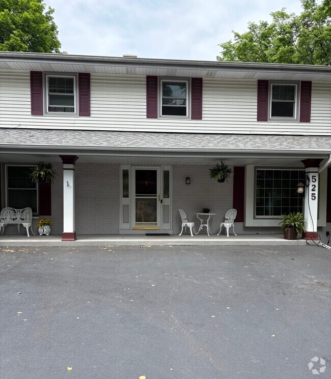Building Photo - 525 Forest Ct
