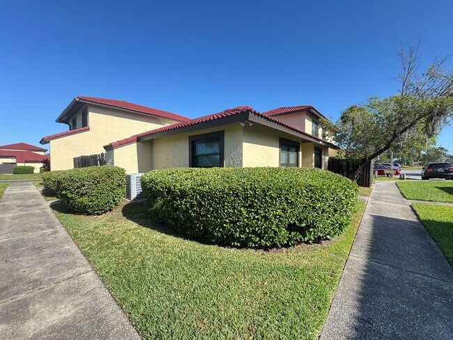 Building Photo - Cozy 2 Bedroom and 2 Bath Townhome in Kiss...