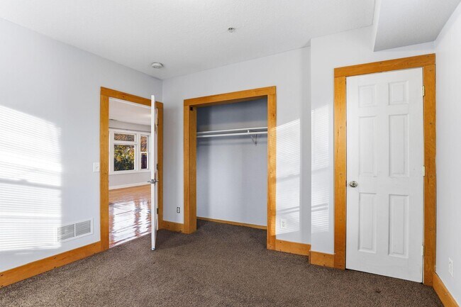 Building Photo - 2827 N Bryant Ave