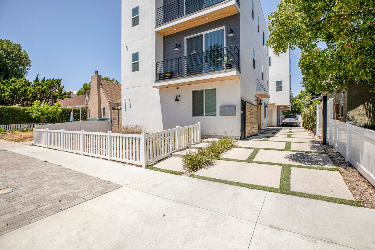 Primary Photo - 10853 Otsego St