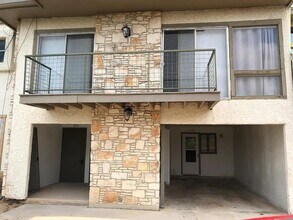 Building Photo - 1008 Clayton Nolen Dr