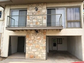 Building Photo - 1008 Clayton Nolen Dr
