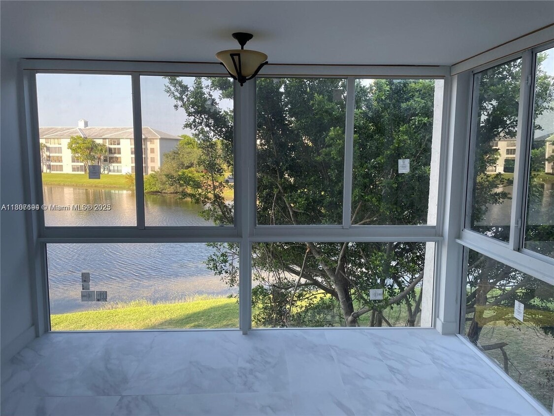 Building Photo - 9420 Poinciana Pl