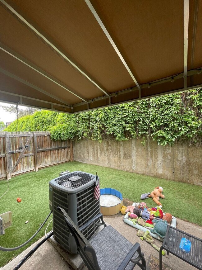 Cozy 2 bedroom/2bath townhome with small y... - Cozy 2 bedroom/2bath townhome with small y...