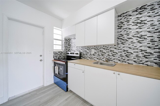 Building Photo - 6735 NW 2nd Ct