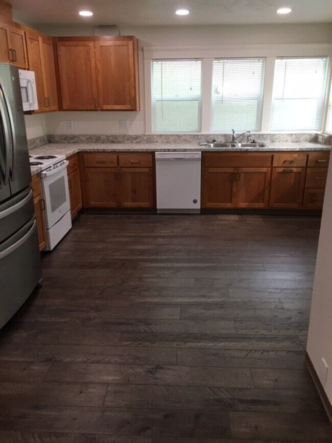 Building Photo - Gorgeous Recently updated 3 bed House Just Blocks from Campus!