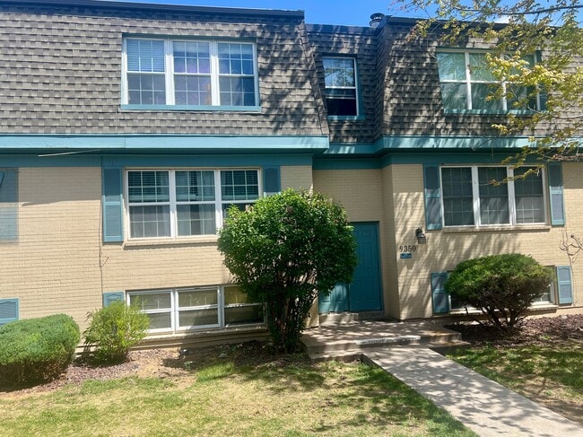 3 Bedroom available Near Cherry Creek State Park! - 3 Bedroom available Near Cherry Creek State Park! Apartment