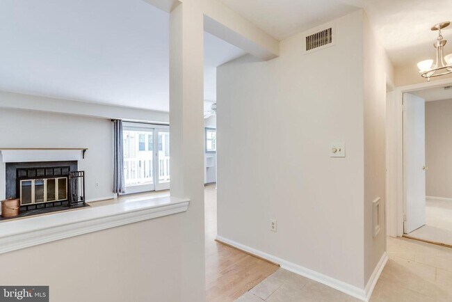 Building Photo - 2429 S Walter Reed Dr