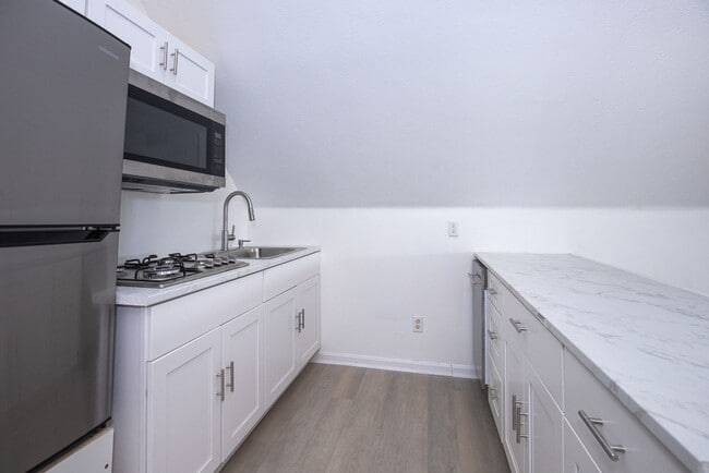 Building Photo - 2119 Lewis Dr